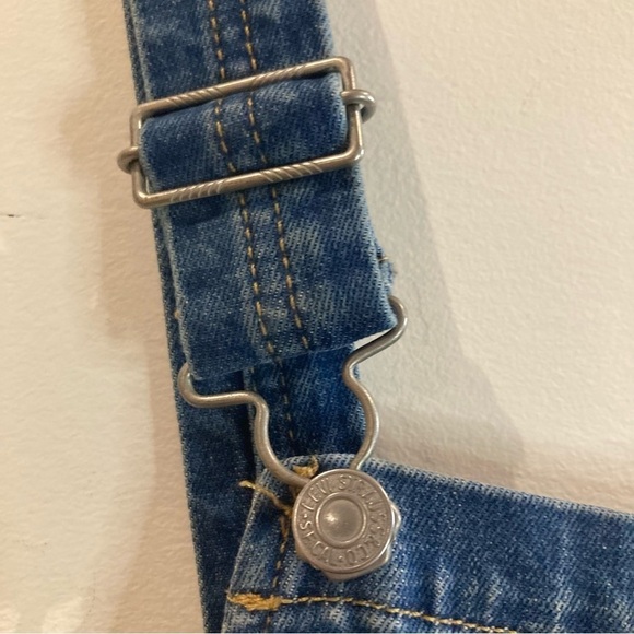 LEVI’S Sz L Fitted High Rise Jean Overalls Adjustable Straps Distressed Knees - Picture 6 of 16